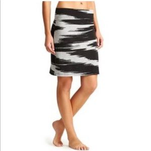 ATHLETA Printed Black and Gray Midi Pull On Skirt Fold Over Waist Size S